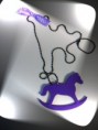 /album/colares-pop-art/colar-cavalo-de-pau-roxo-jpg/